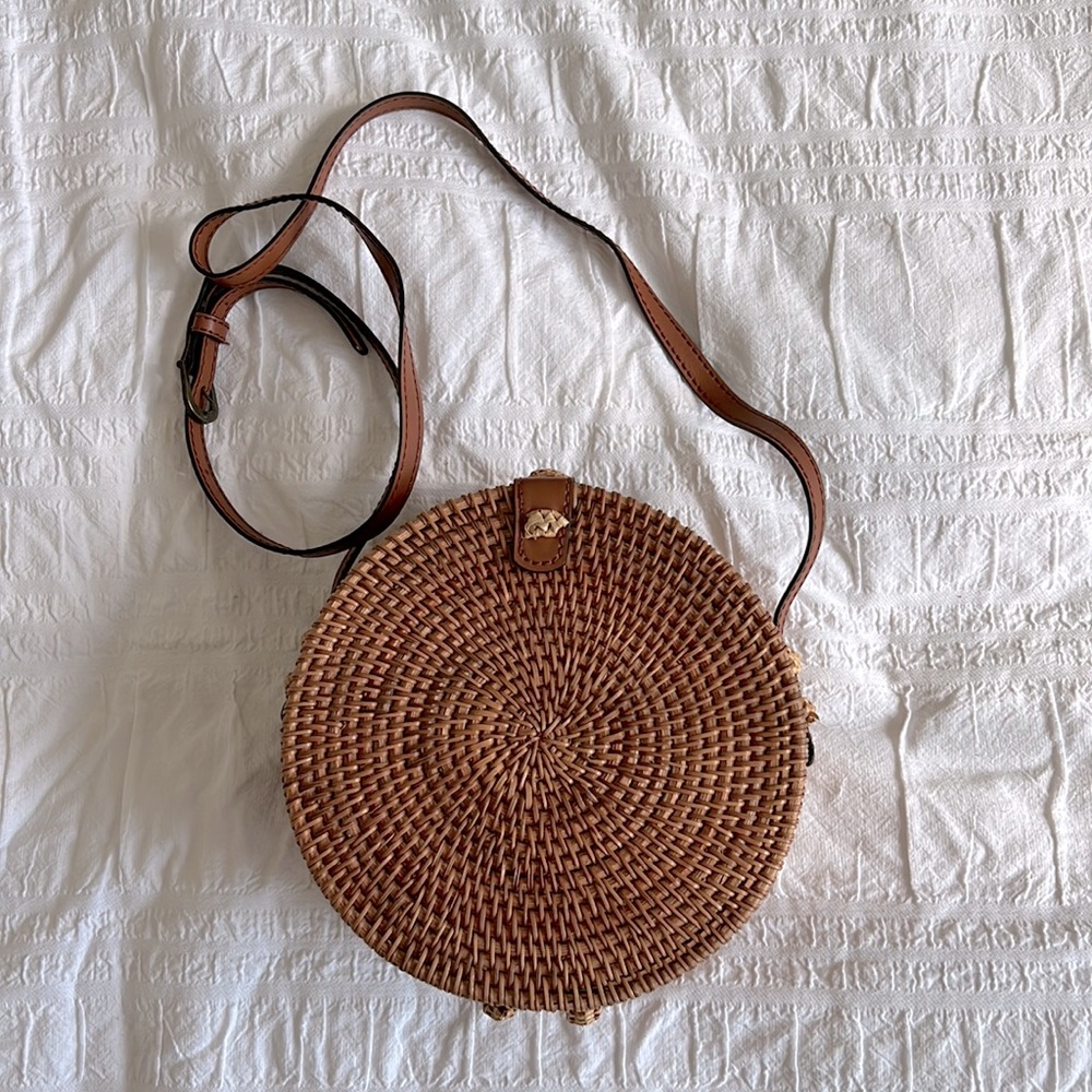 Woven structured circle crossbody bag!